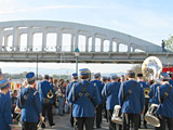 Bateau Le Lien et fanfare à Thoissey